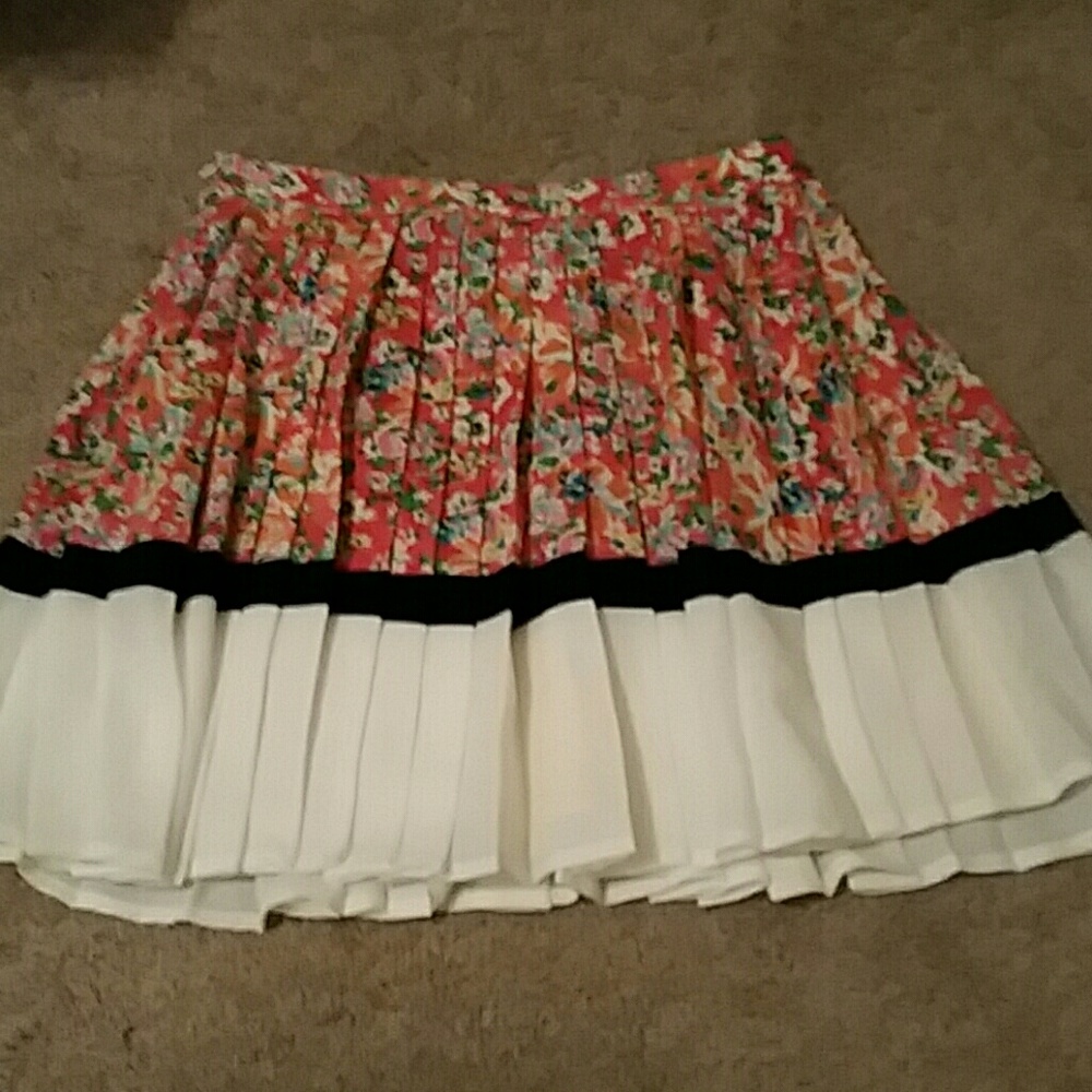 Pim + Larkin Floral pleated Skirt - Picture 4 of 5